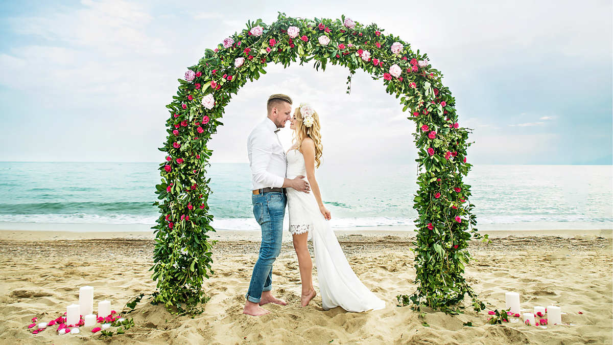 Свадебная церемония на пляже на Амальфитанском побережье, Италия