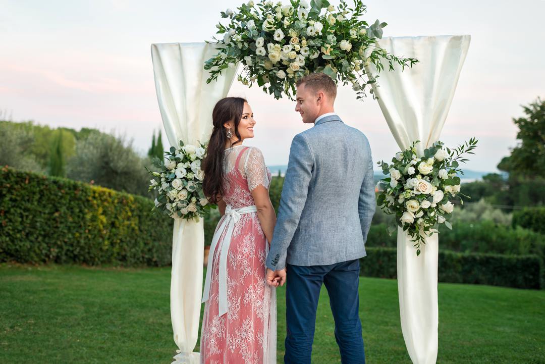 Symbolic ceremony in Umbria, wedding photographer in Tuscany Italy title=