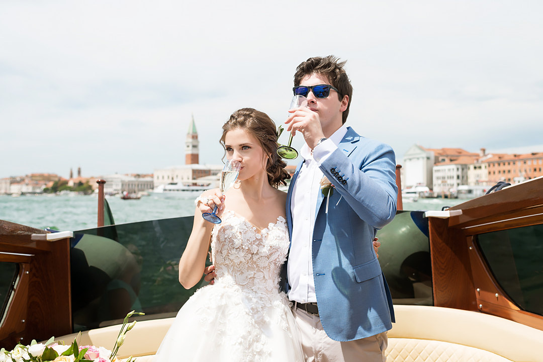 wedding tour in boat venice italy