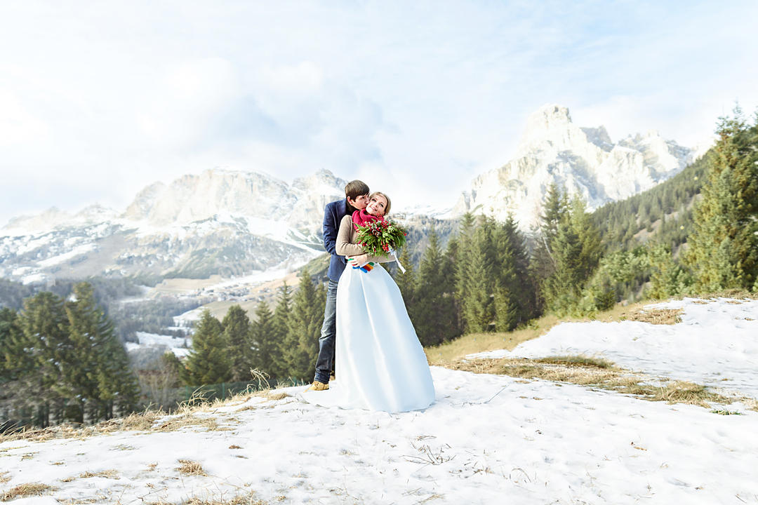 Зимняя символическая свадьба в горах, Доломитовые Альпы, Италия title=