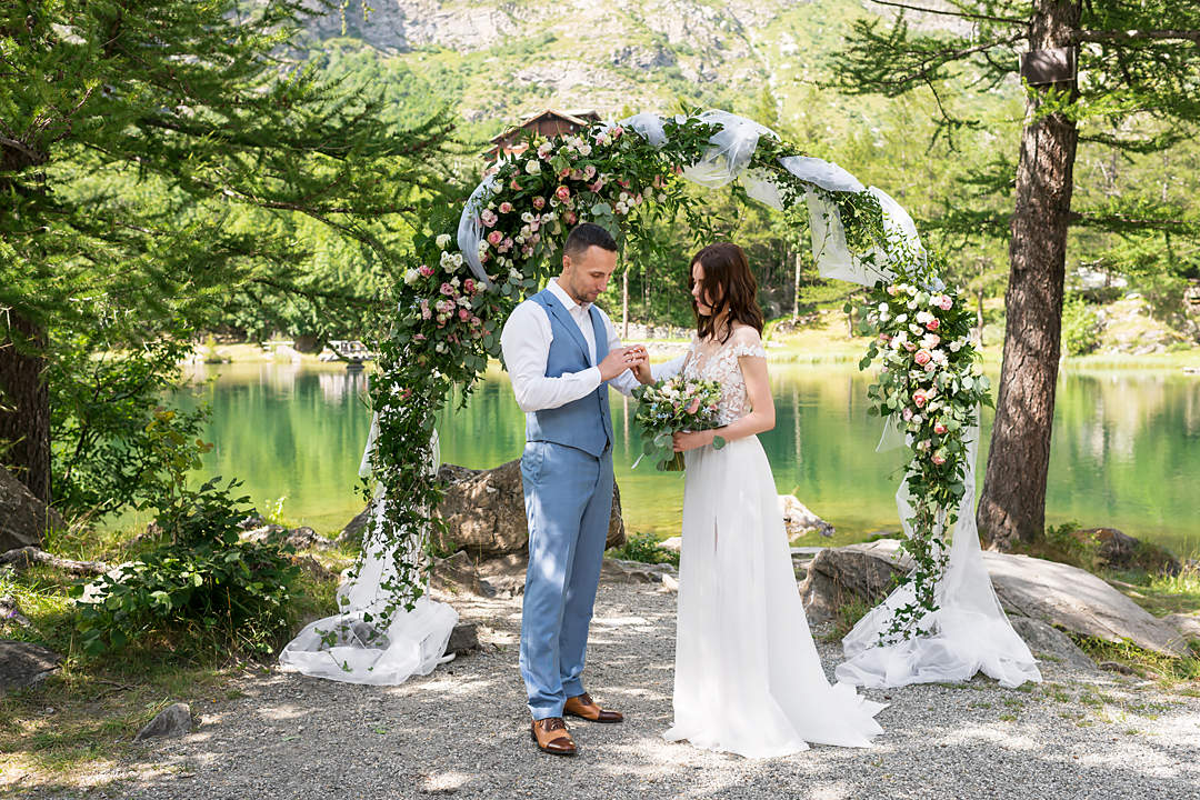 цветочная арка свадьба в горах италия